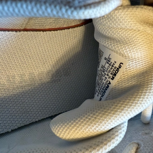 Size 8 Under Armor athletic shoe - Picture 4 of 4